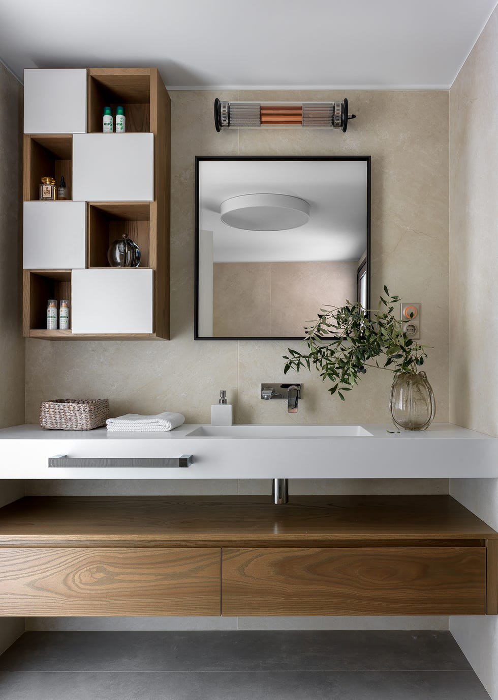 baño de diseño moderno con mueble volado de madera y estantería a juego