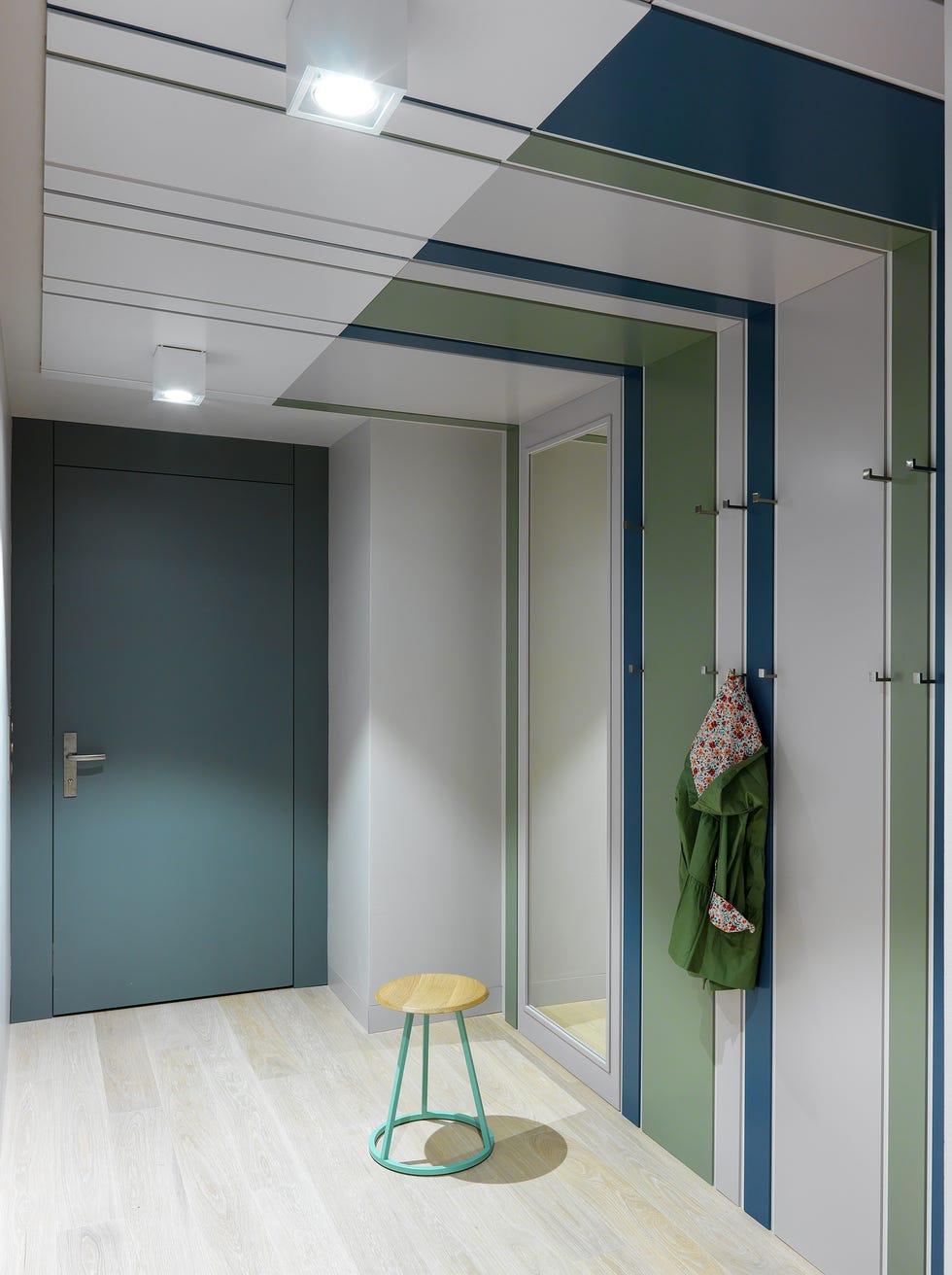 recibidor moderno decorado en tonos verdes, azules y grises