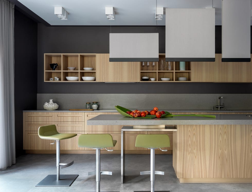 cocina moderna con isla central diseñada en madera y microcemento