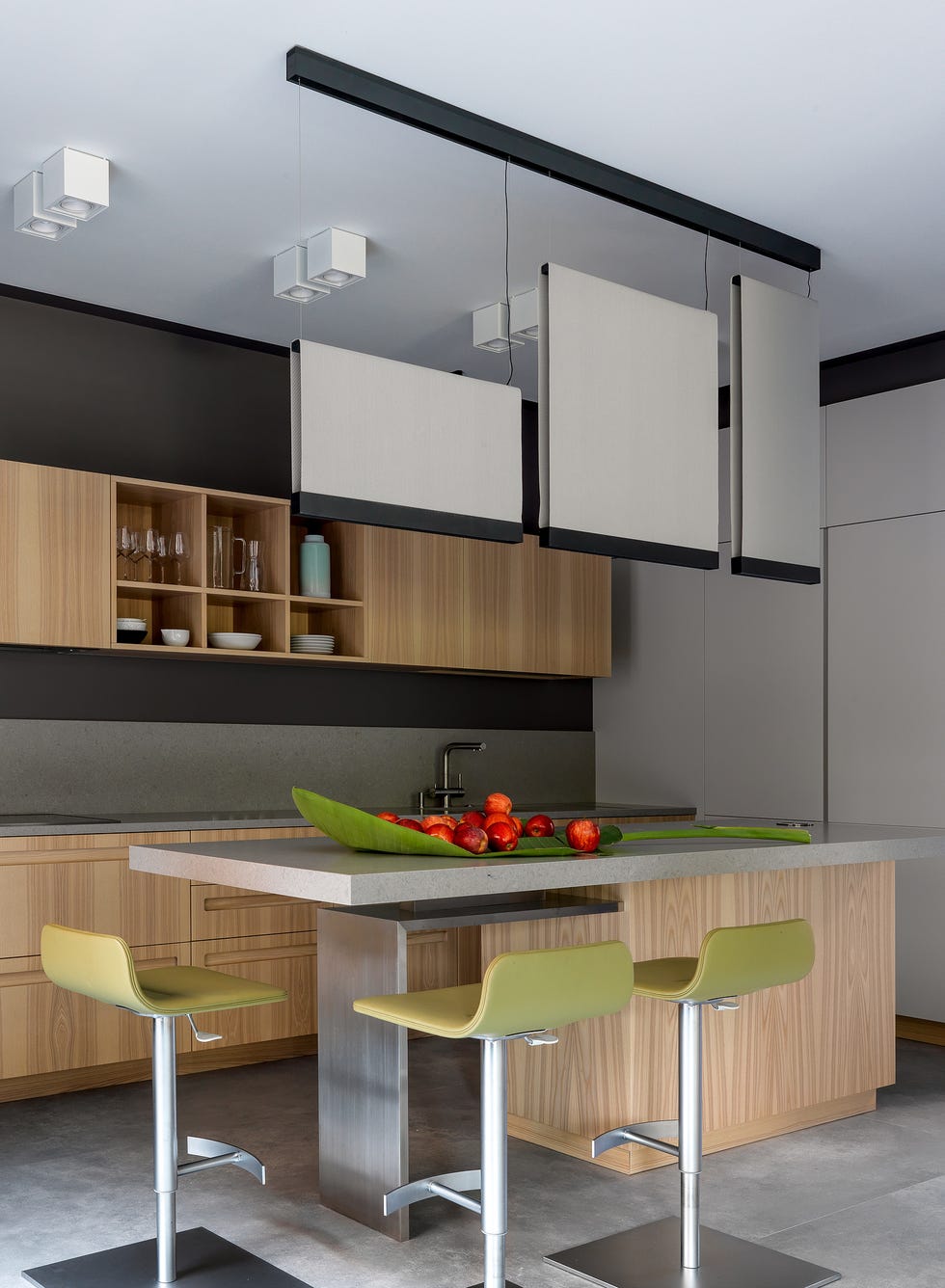cocina moderna con isla central diseñada en madera y microcemento