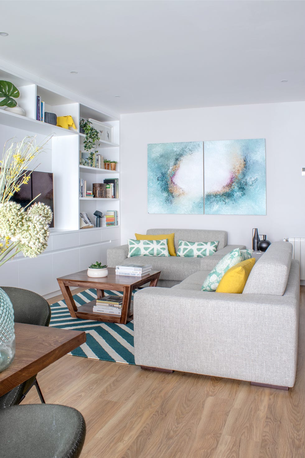 salón moderno con sofás grises y estantería blanca moderna