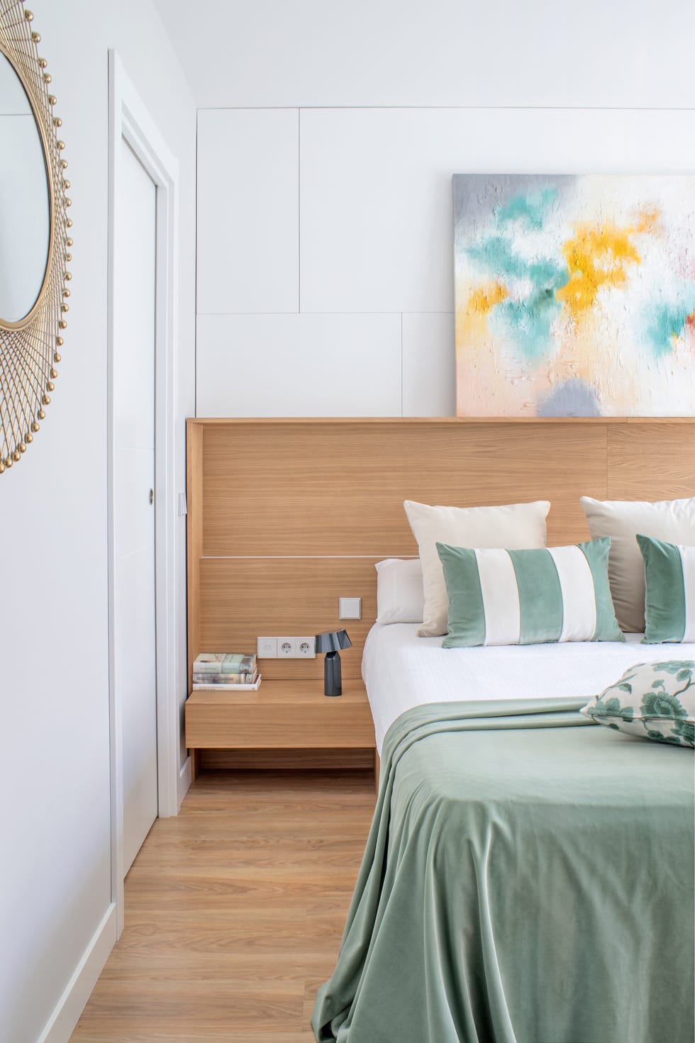 dormitorio con cabecero de madera diseñado a medida