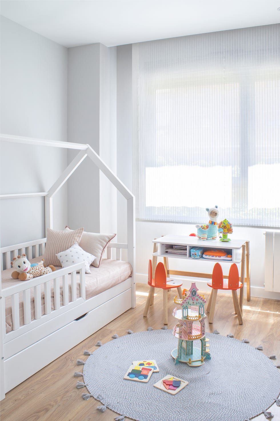 habitación infantil de diseño nórdico con cama tipo casita