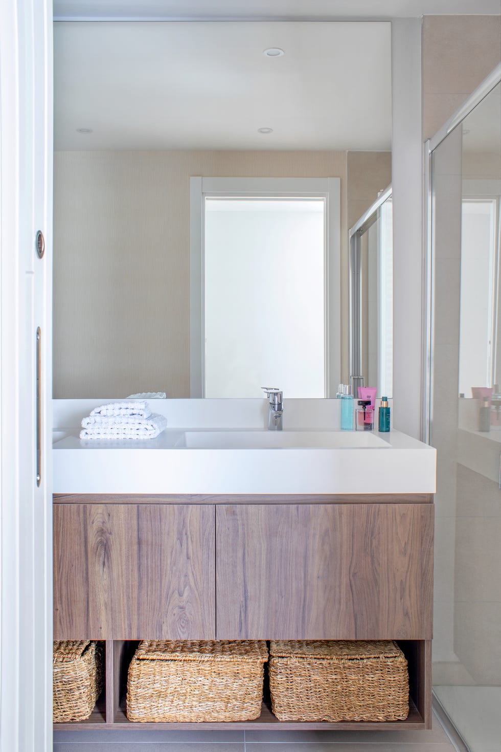 baño moderno con mueble suspendido de madera