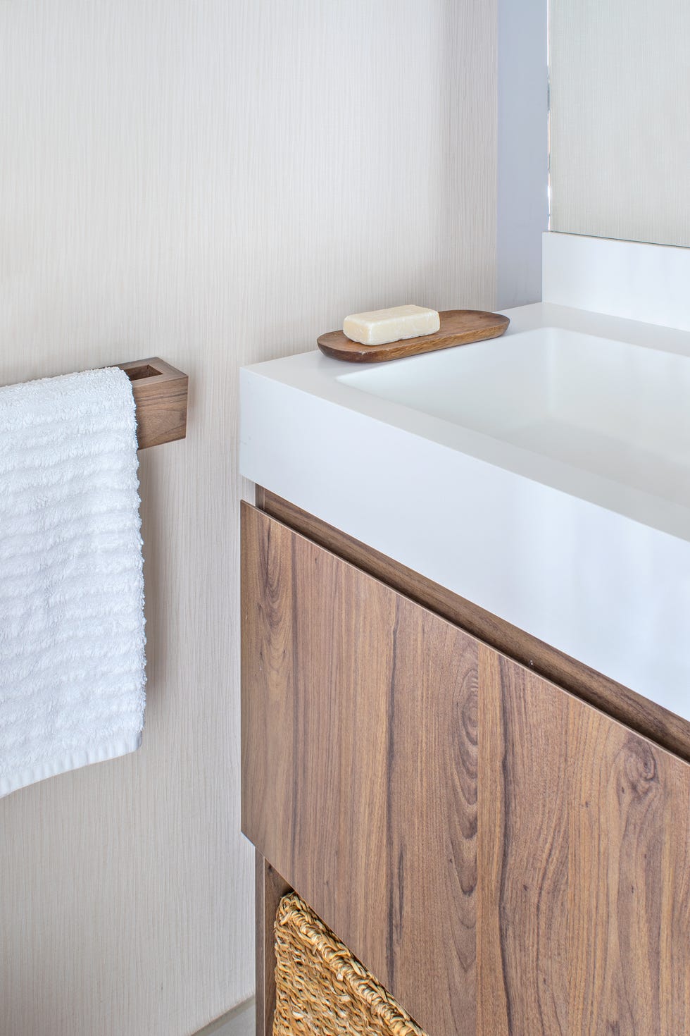 mueble bajo lavabo de madera