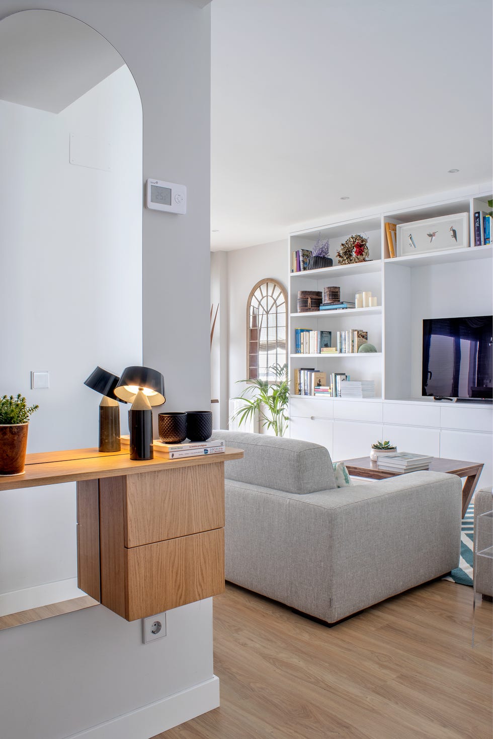 recibidor con mueble de madera suspendido