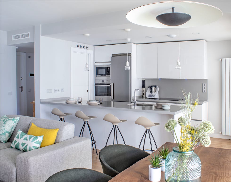 cocina de diseño moderno en color blanco abierta al salón