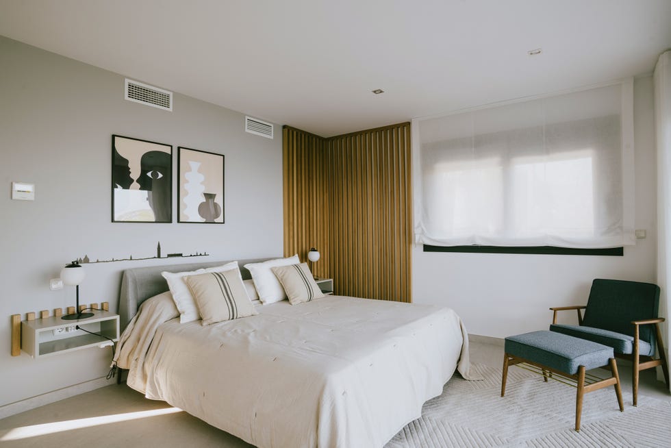 dormitorio moderno con cabecero gris y esquina alistonada