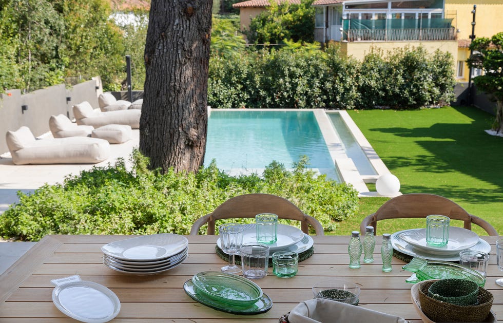 comedor exterior con mesa de madera y sillas a juego