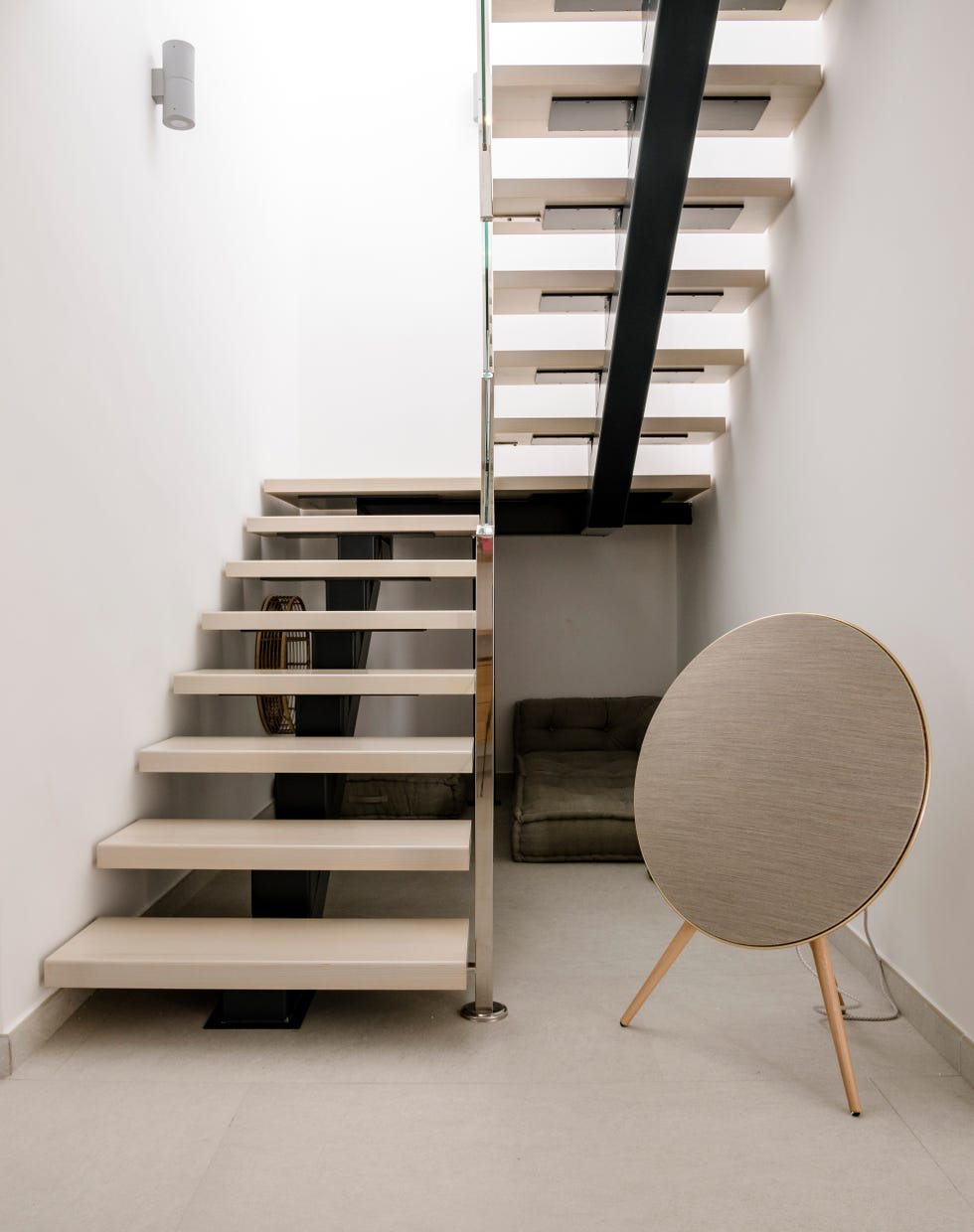 escalera con peldaños flotantes