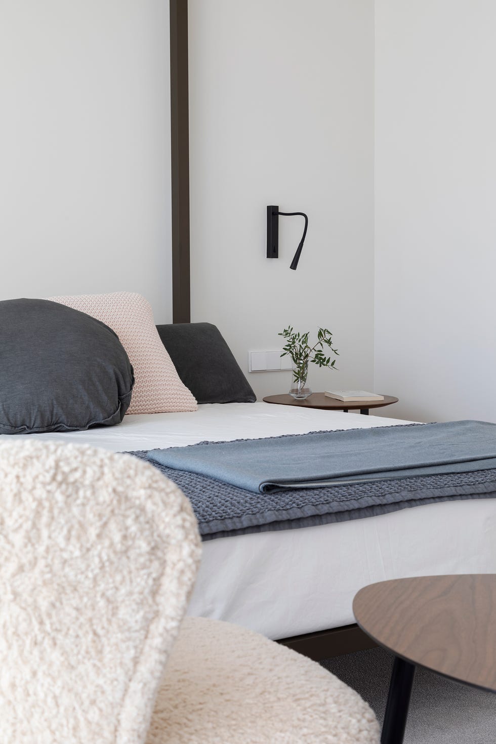 cama con ropa de cama en tonos grises