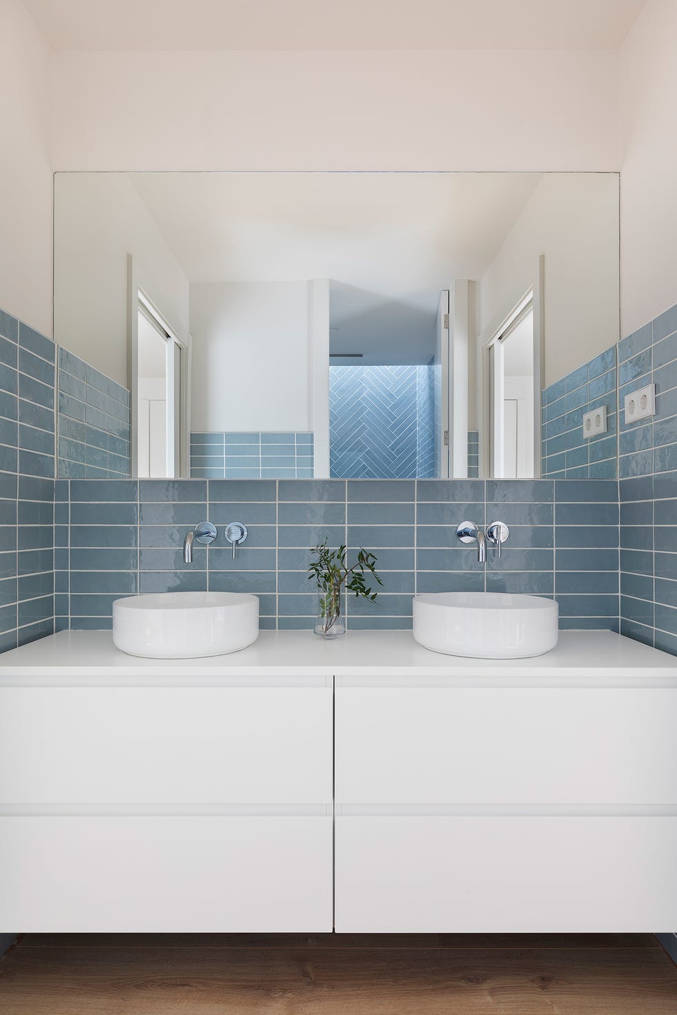 baño con baño blanco volado y azulejos azules