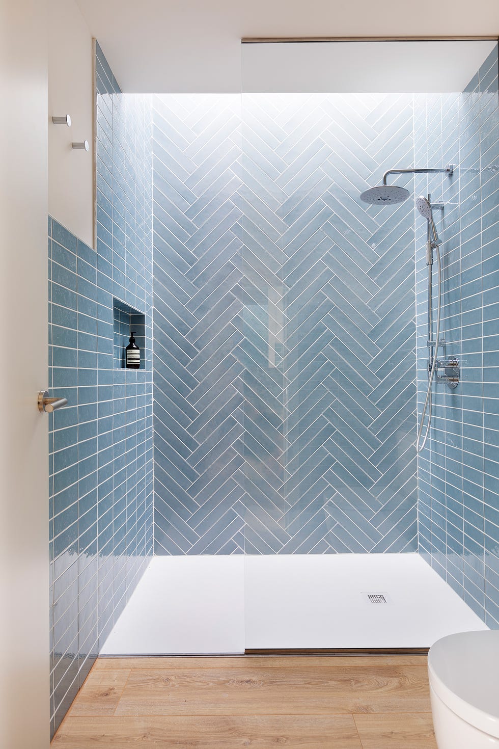 ducha revestida con azulejos azules