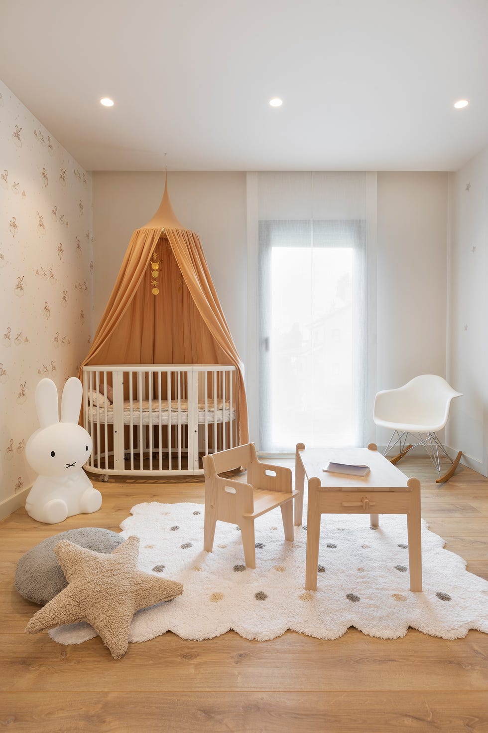 dormitorio infantil con zona de juegos en tonos mostaza