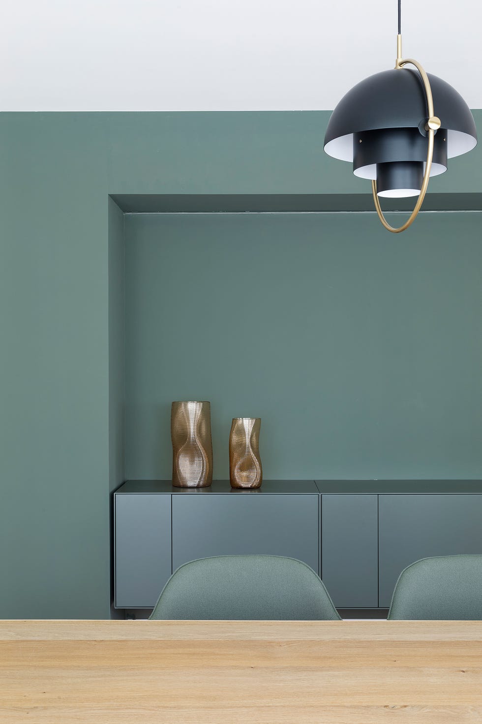 comedor con pared y aparador de color verde