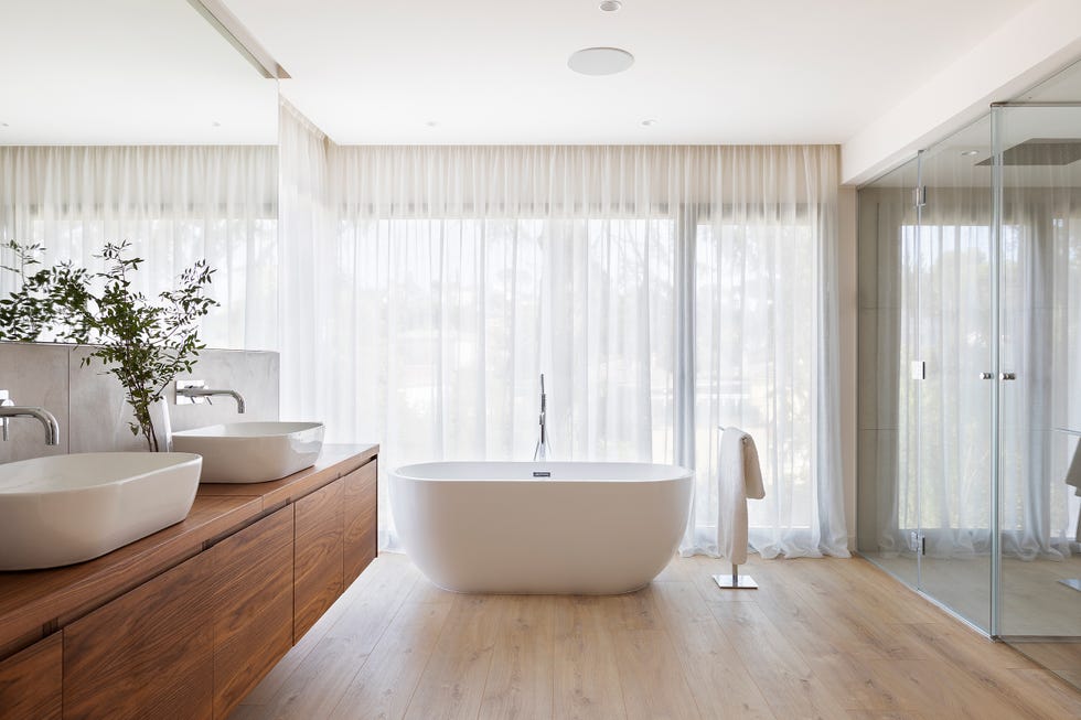 mueble bajolavabo de madera volado y bañera exenta