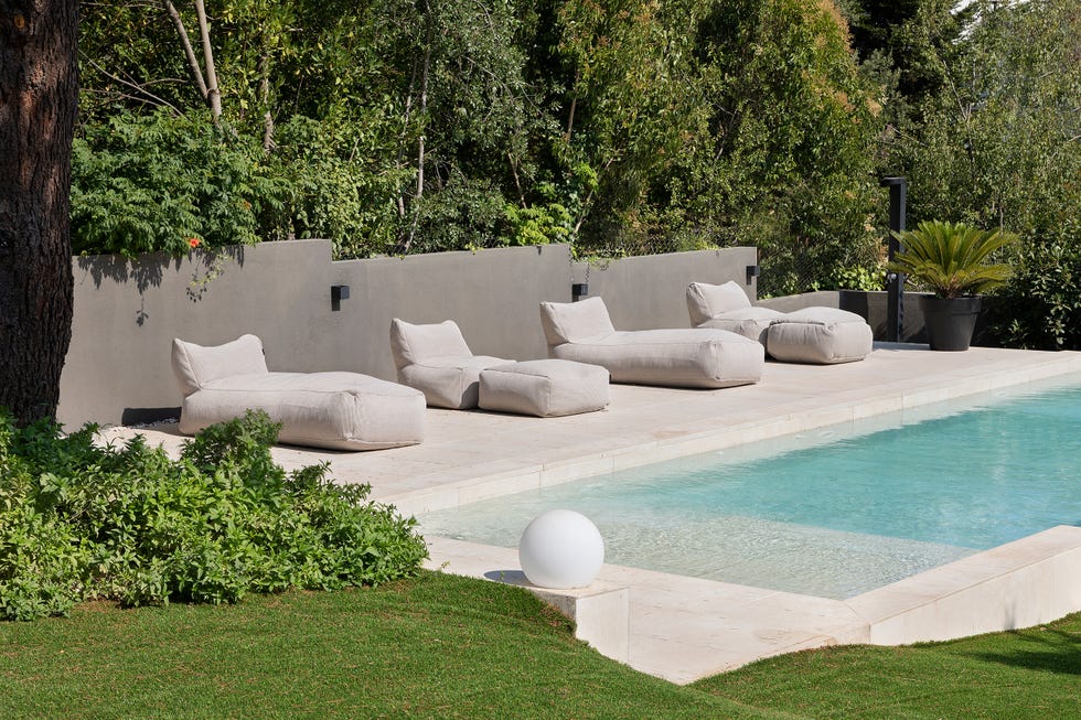 piscina con tumbonas