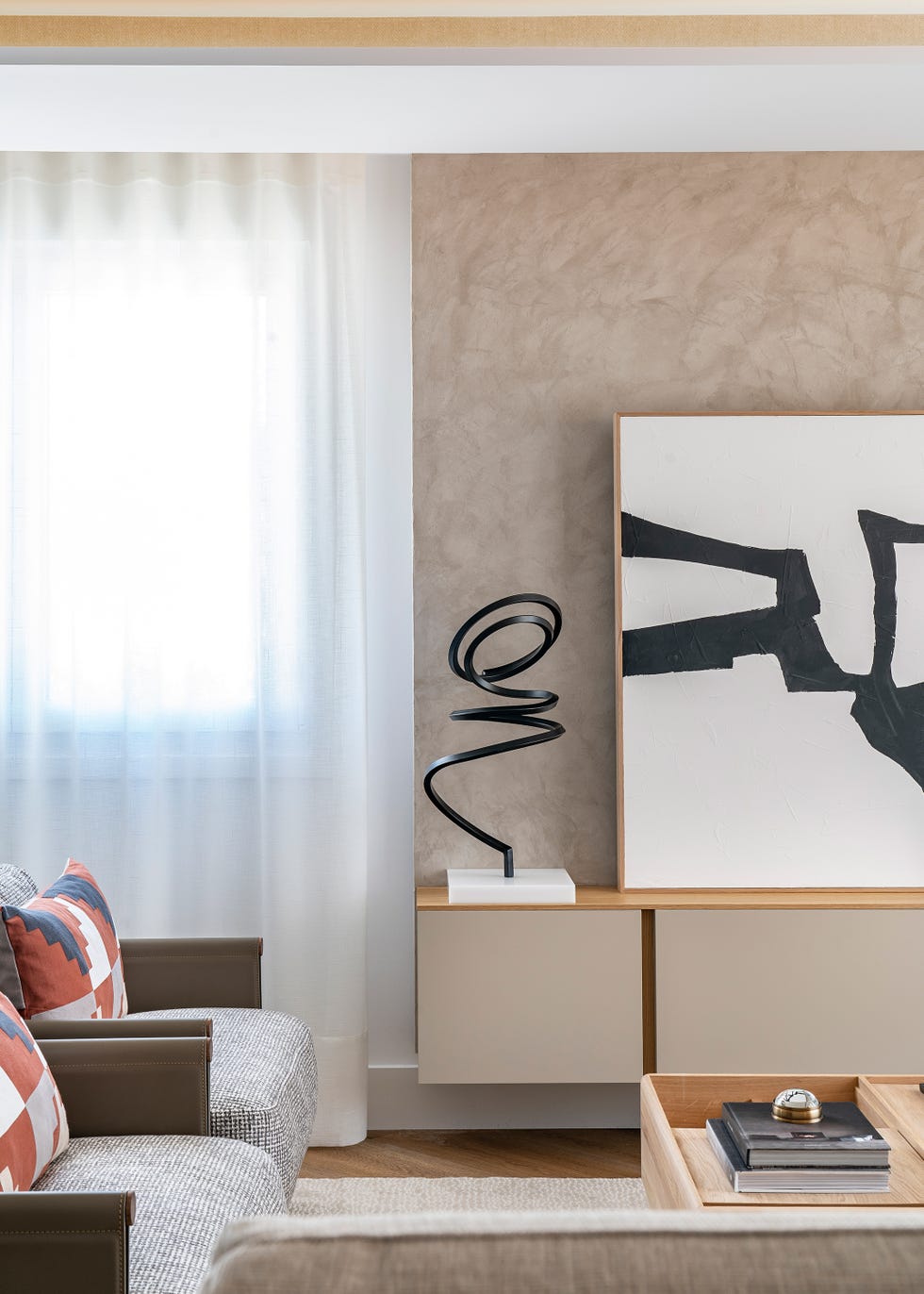 mueble de tv volado y cuadro apoyado en la pared