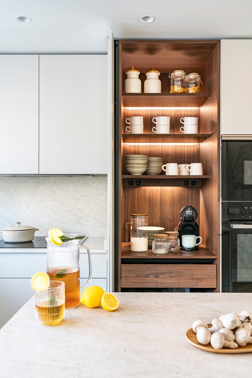 mueble desayunador de madera con puertas escamoteables