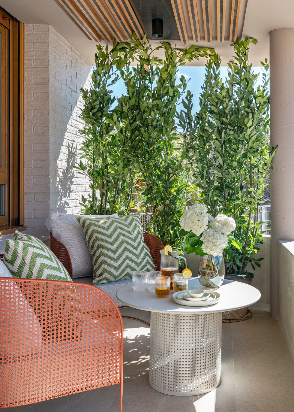 porche con muebles de exterior