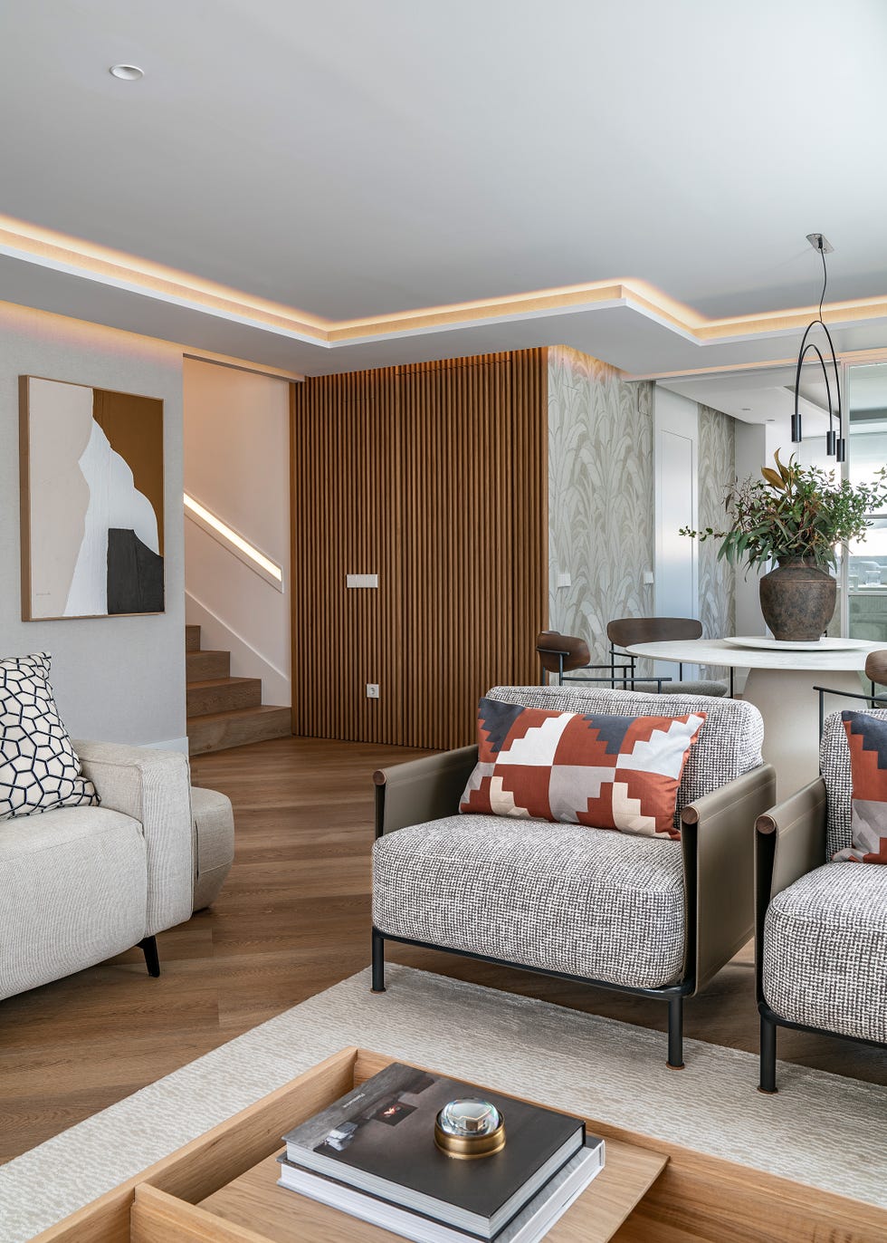salón comedor con pared revestida con palillería de madera