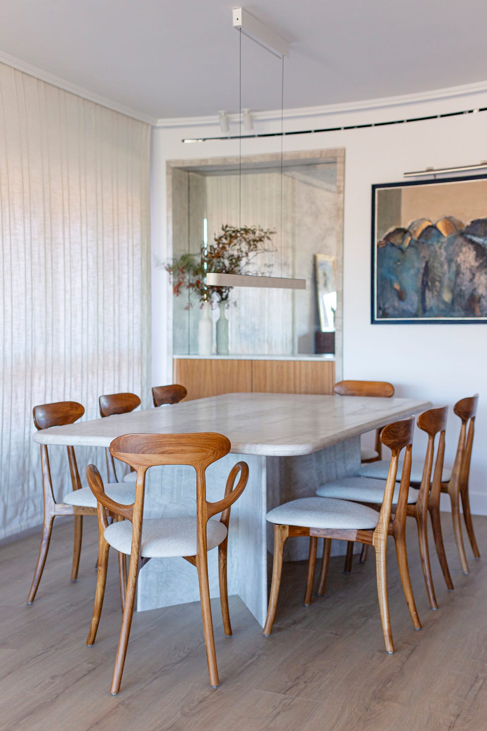mesa de comedor de mármol y sillas de madera