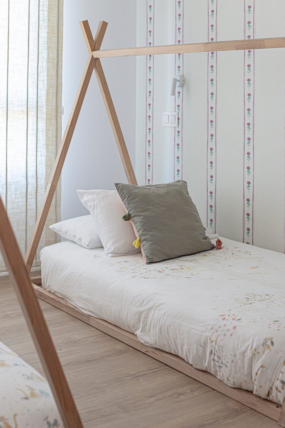habitación infantil con camas de madera con estructura de tipi