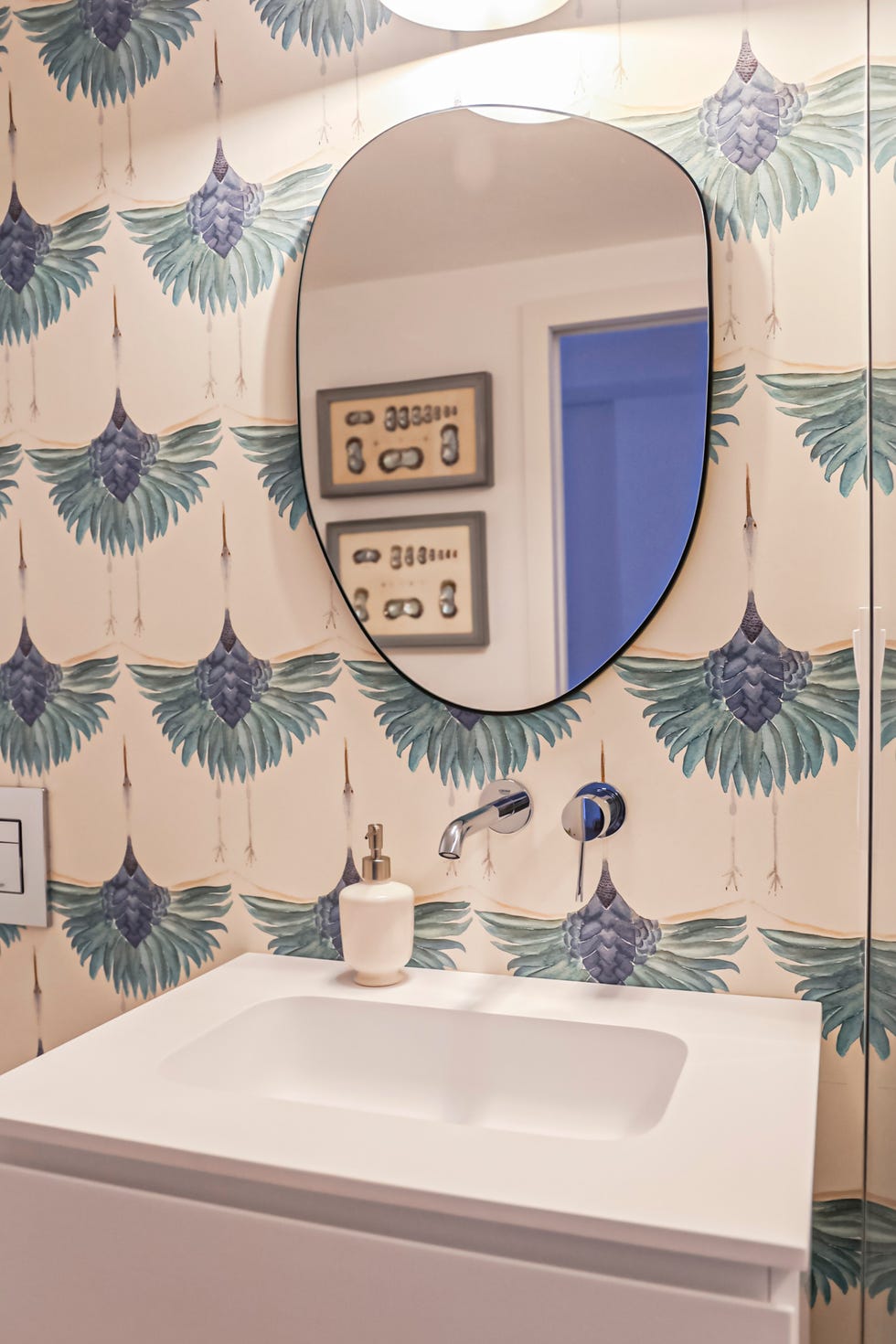baño con papel pintado con dibujos de garzas