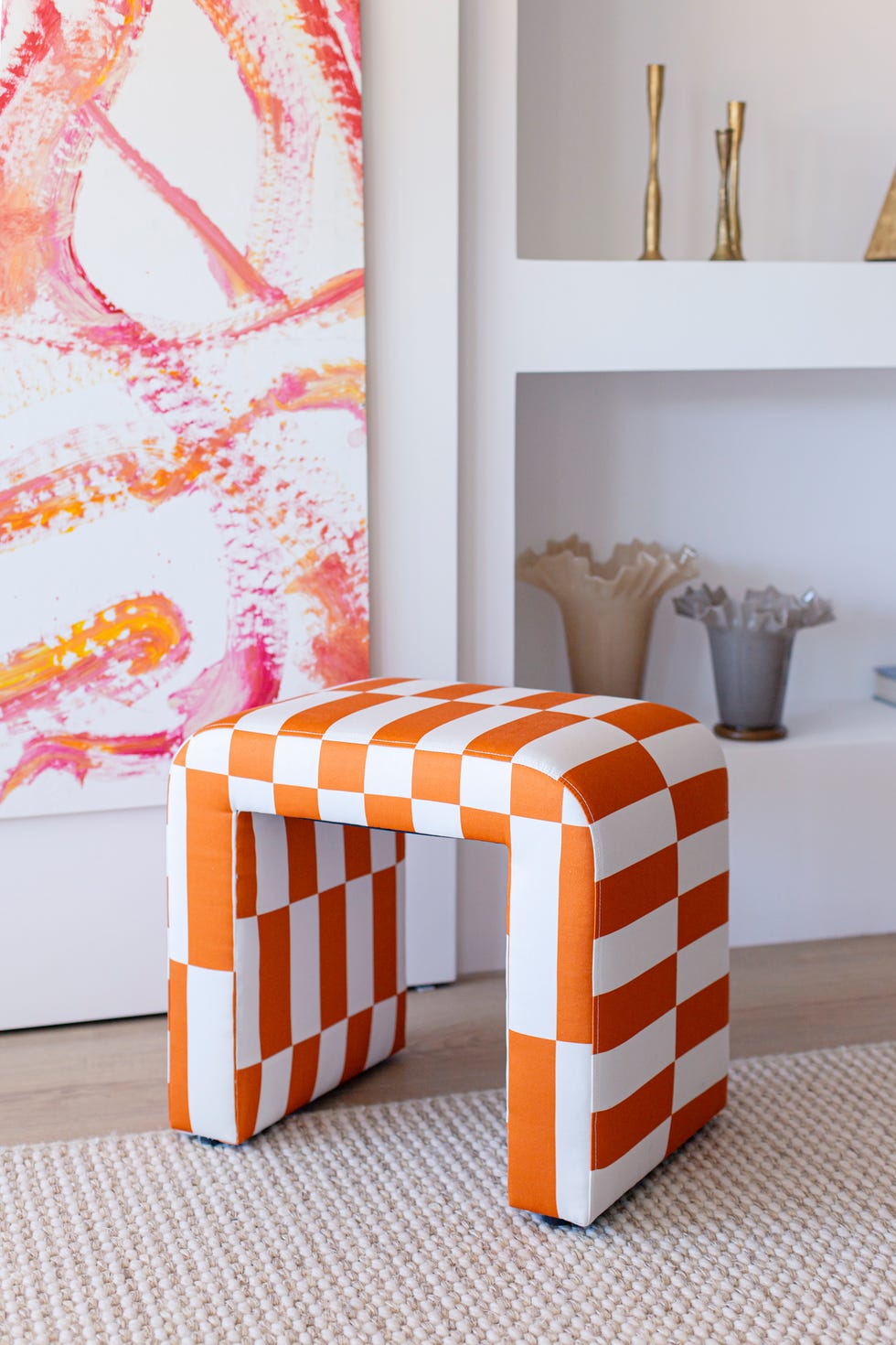 taburete con estampado blanco y naranja