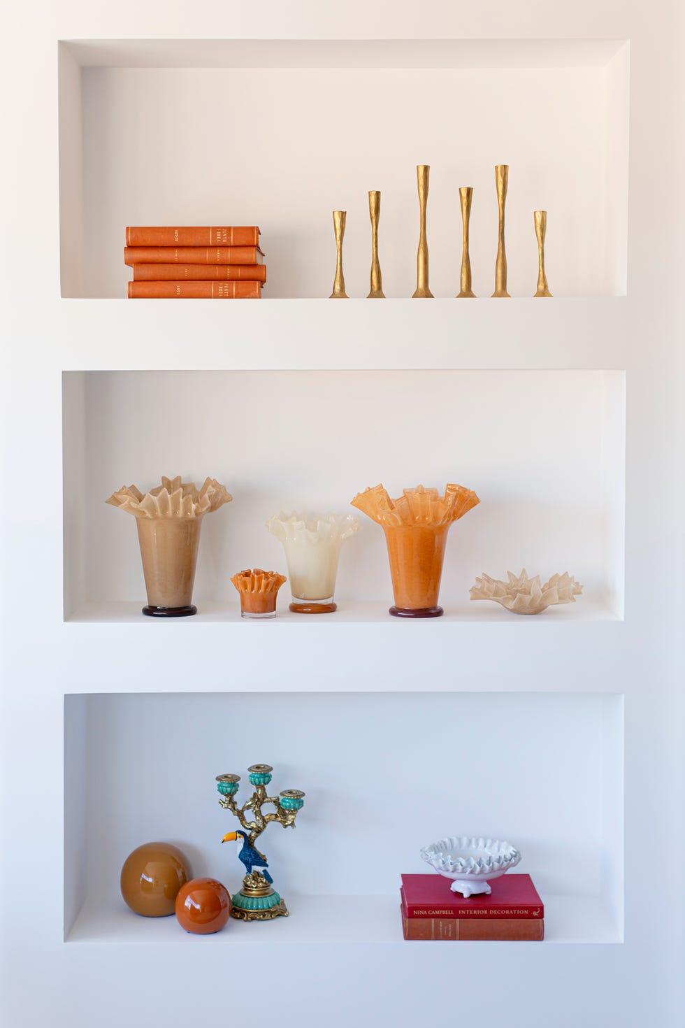 estantería de obra con detalles decorativos