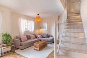salón con sofá con chaiselongue gris y mesa de centro tipo baúl