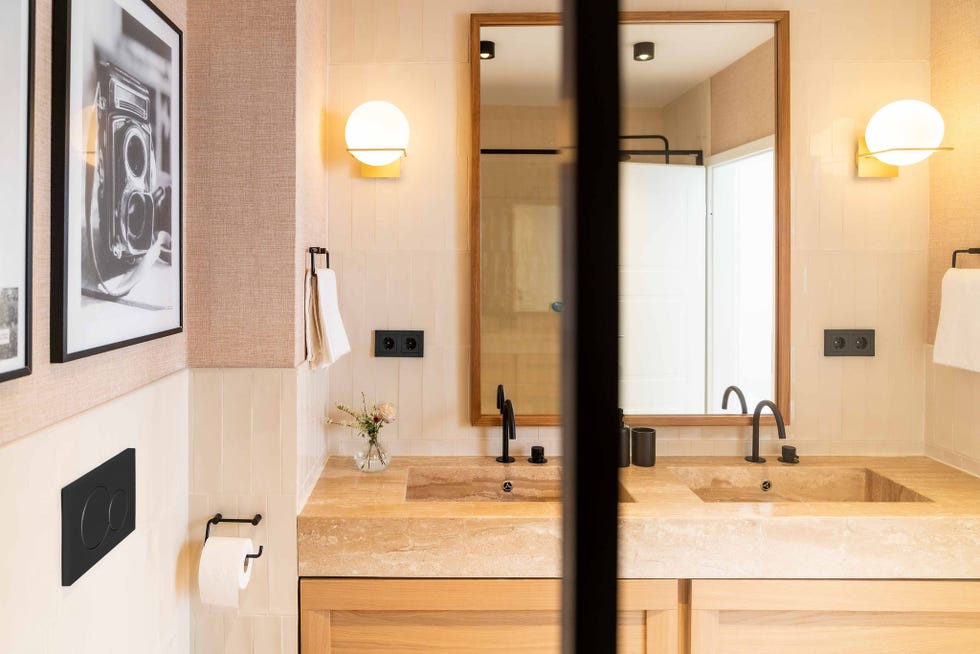 baño con lavabo doble de piedra