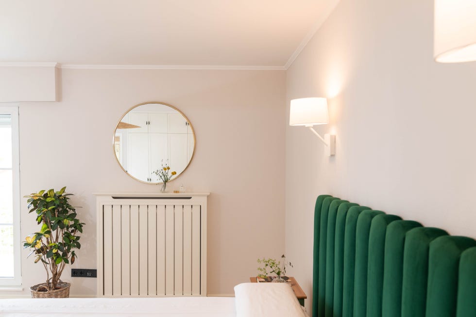 dormitorio con cabecero de terciopelo verde