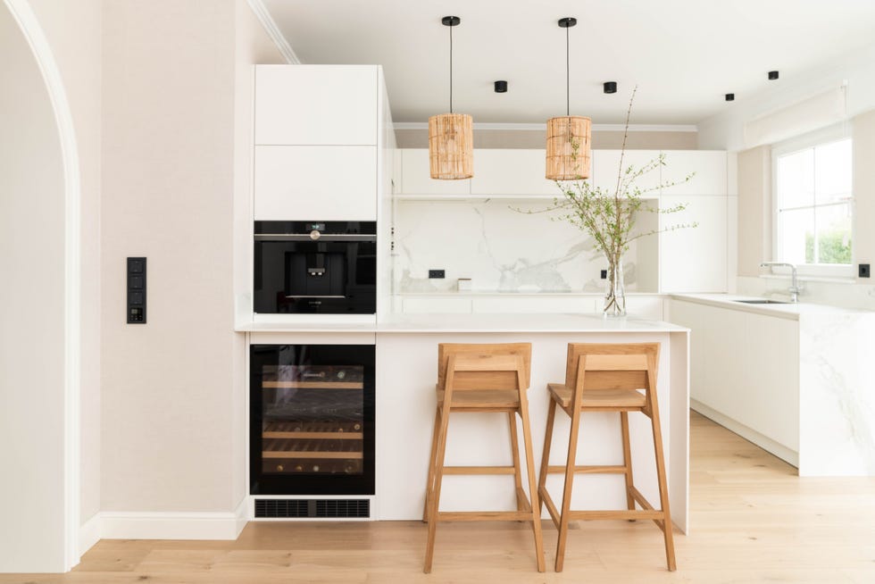 cocina blanca con península
