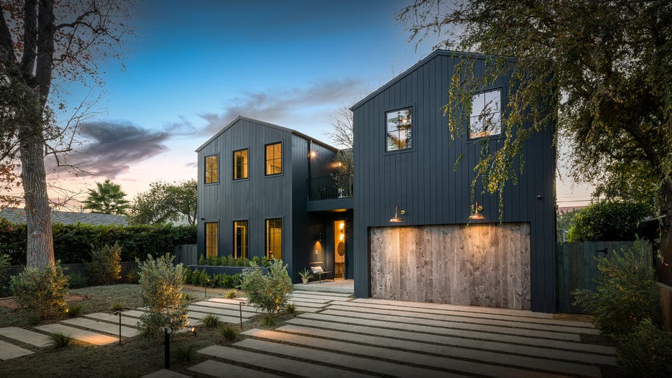 casa familiar de estilo scandifornian con piscina y jardín