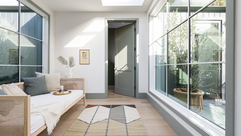 sala de estar con vistas al jardín de estilo scandifornian