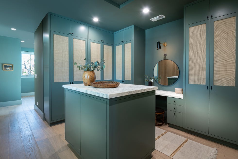 vestidor con tocador integrado y armarios con puertas con acabado mate en color verde