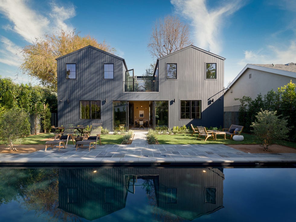 casa familiar de estilo scandifornian con piscina y jardín