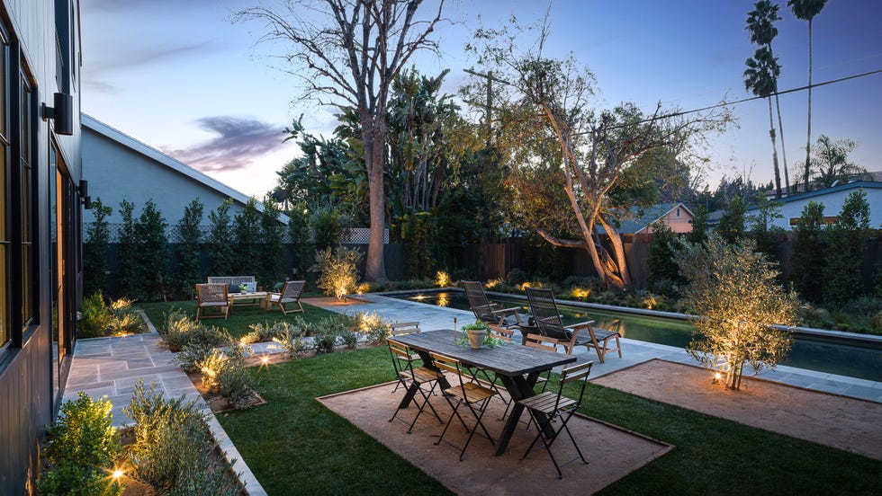 jardín con piscina