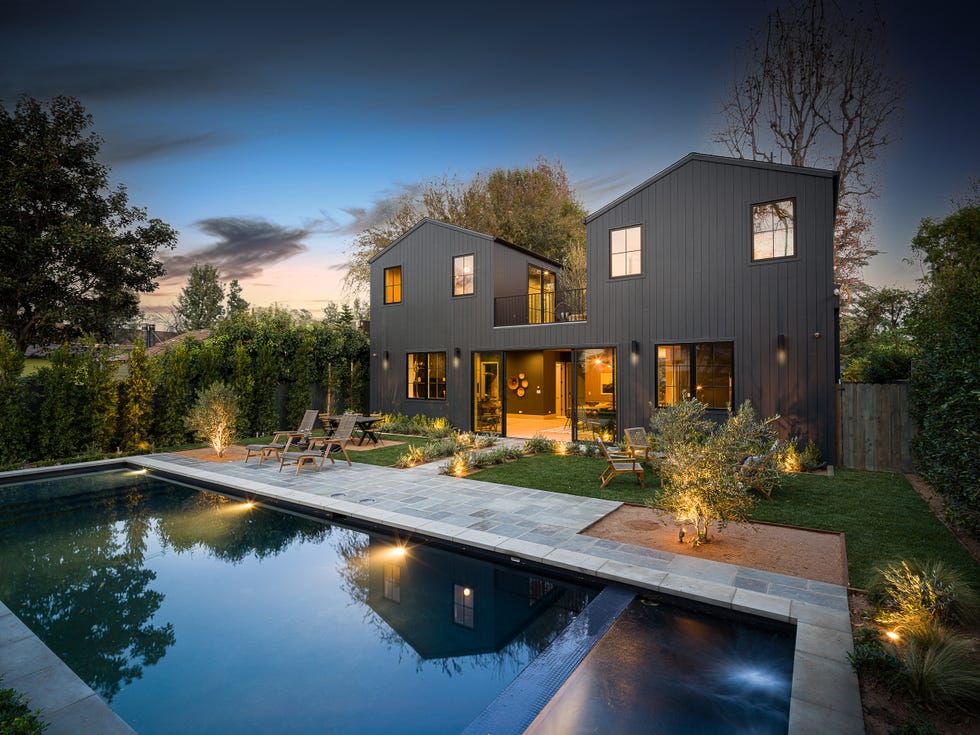 casa familiar de estilo scandifornian con piscina y jardín