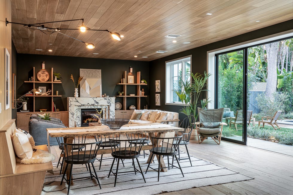 salón comedor abierto al jardín con diseño scandifornian