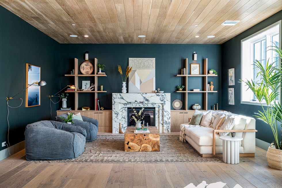 salón de diseño scandifornian con chimenea de mármol