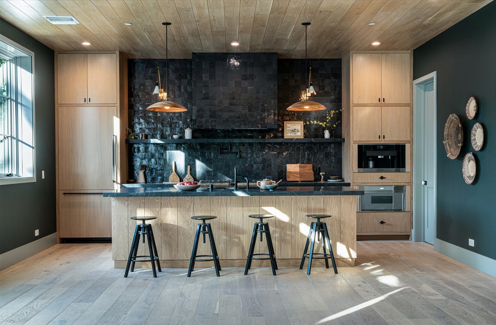 cocina moderna abierta con isla central y puertas de roble blanco
