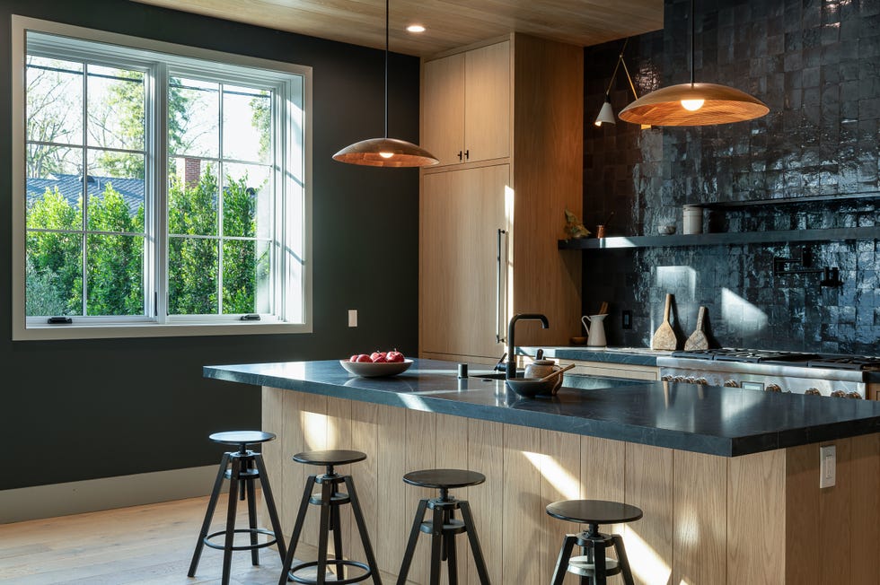 cocina moderna abierta con isla central y puertas de roble blanco