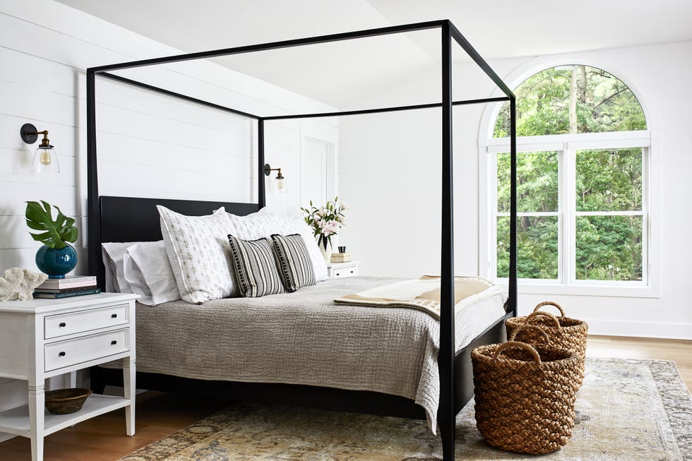 dormitorio con cama con dosel negro