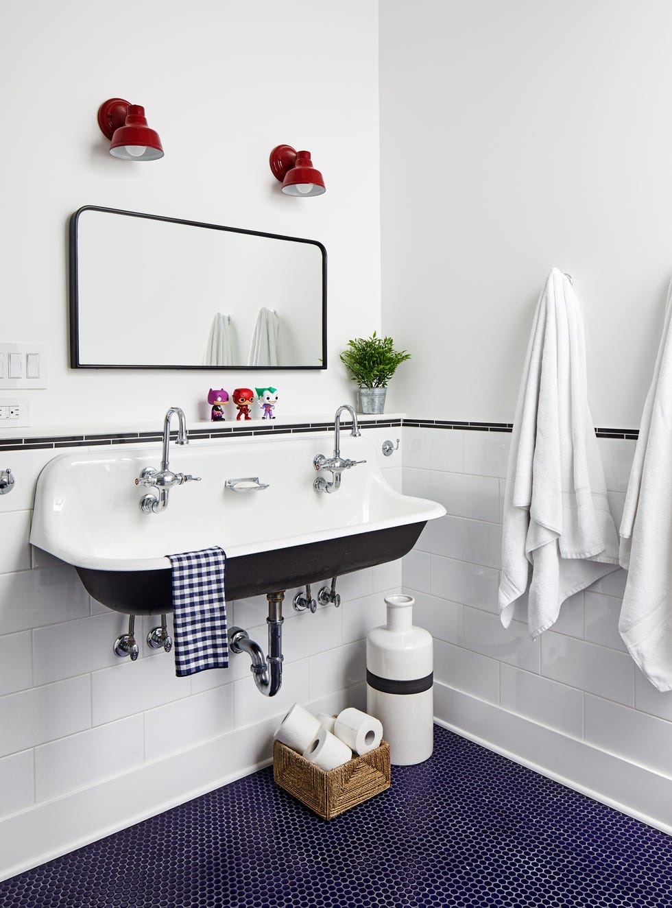 baño infantil de estilo rústico con suelo de azulejos estilo panal de abeja en color azul