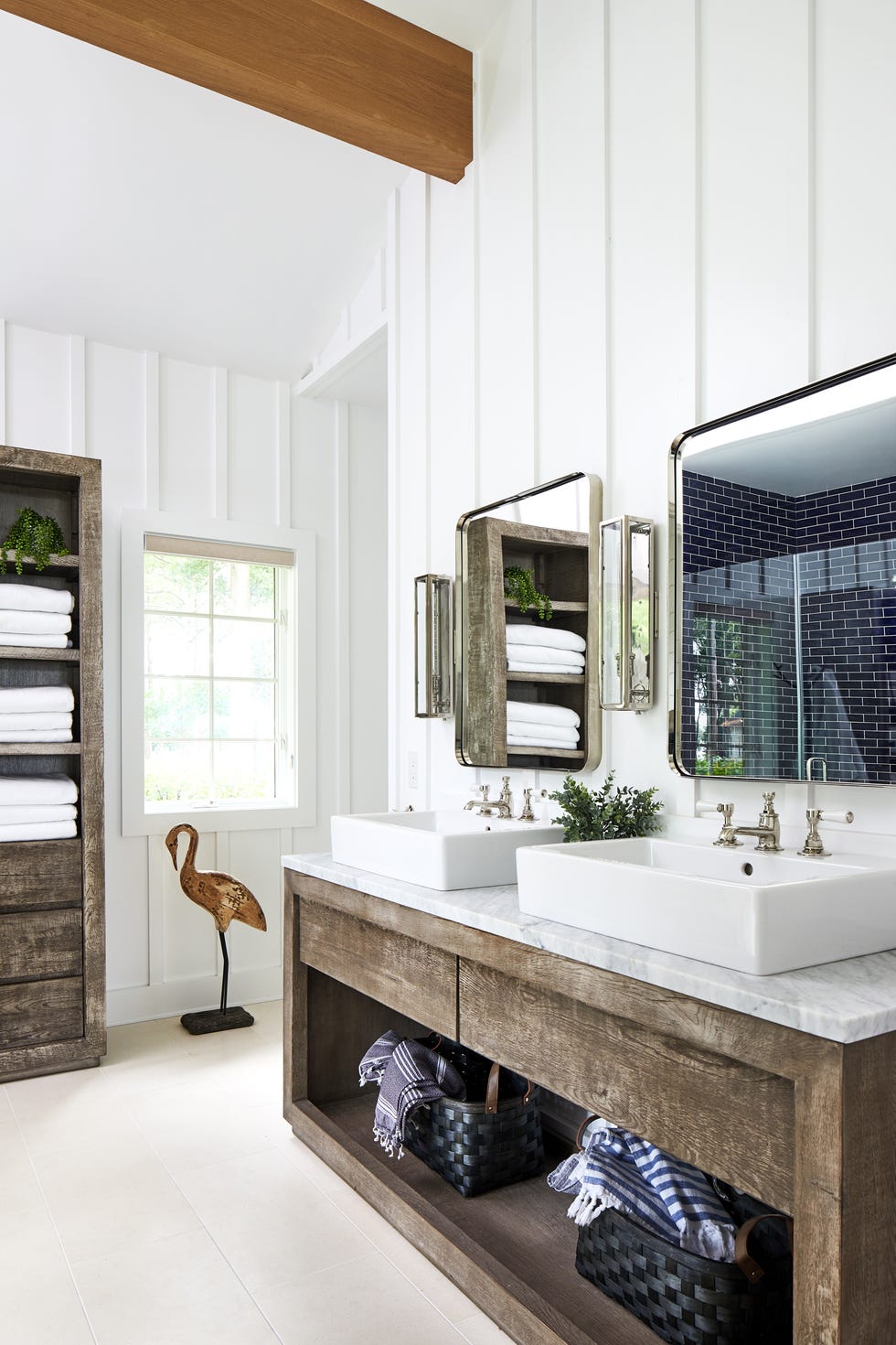 baño de estilo farm house con dos lavabos