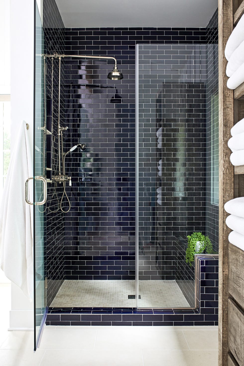 ducha revestida con azulejos azules