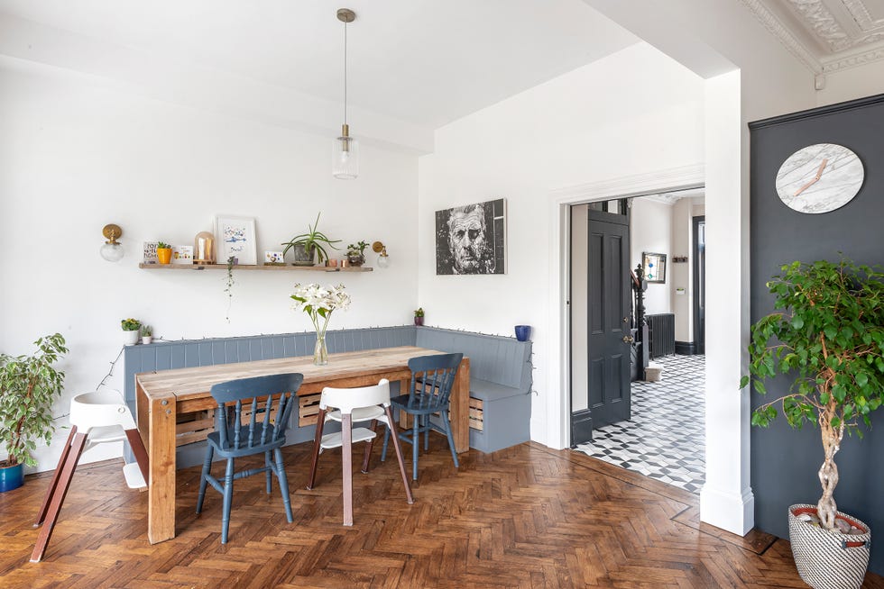 comedor de estilo rústico con banco, mesa y sillas de madera en tonos azules grisáceos