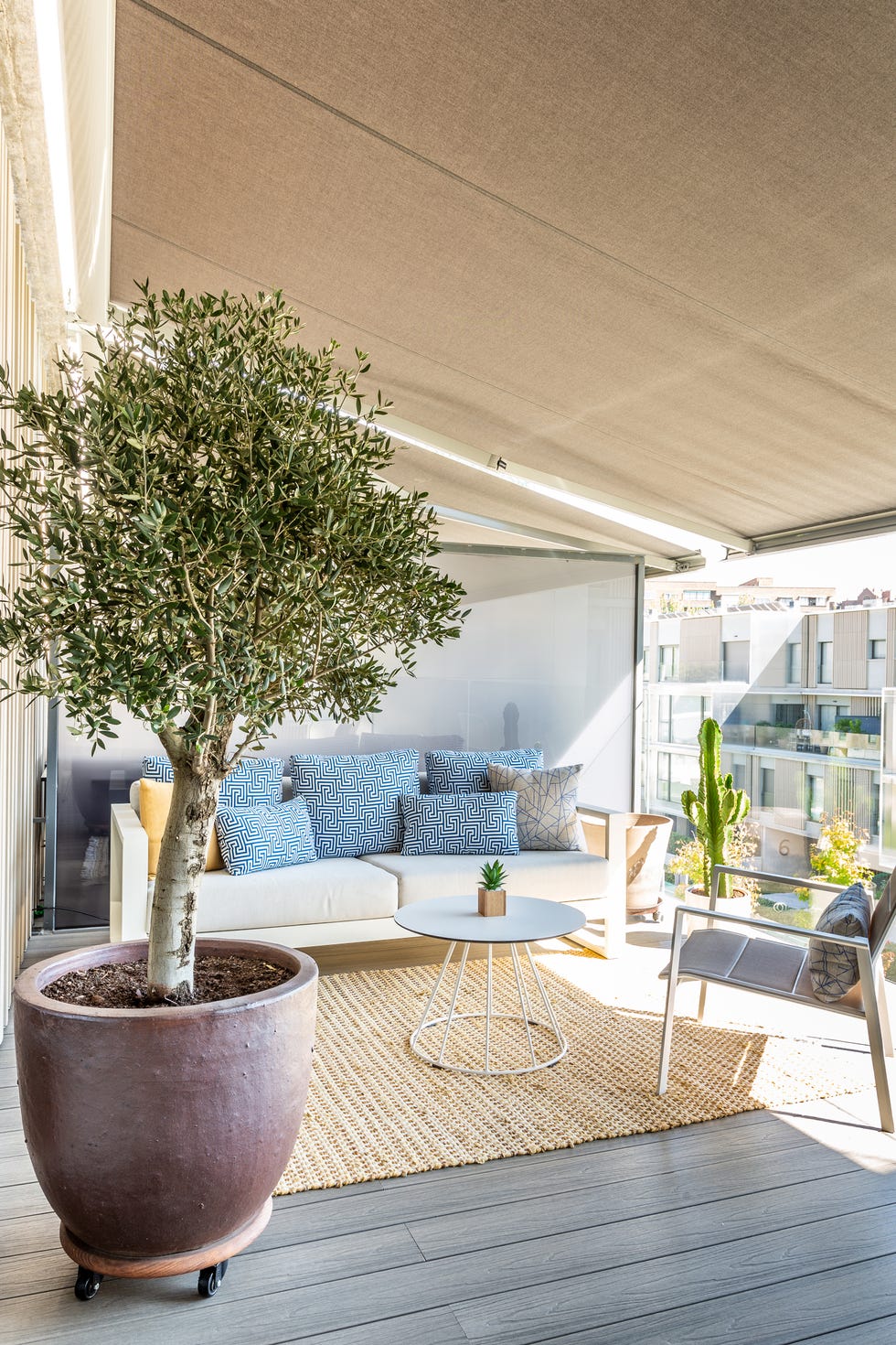 terraza de diseño moderno con plantas y zona de estar